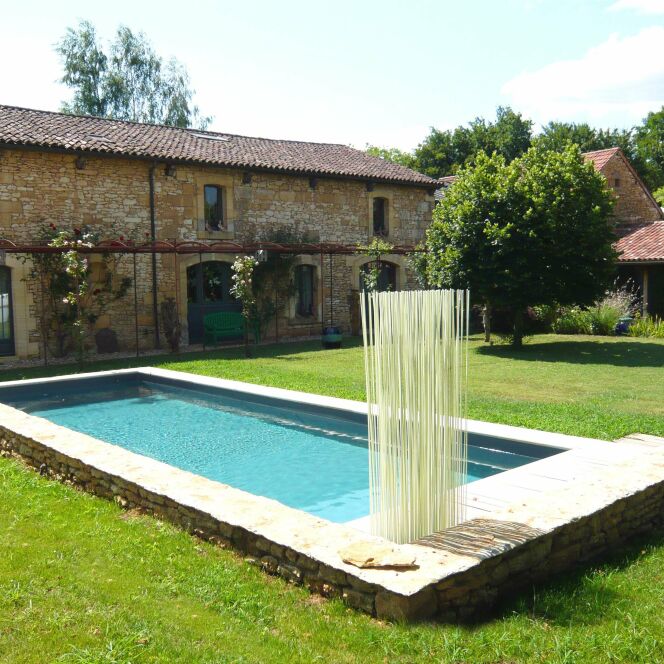 La piscine design ajoute du cachet à une maison de pierres anciennes © L'Esprit Piscine