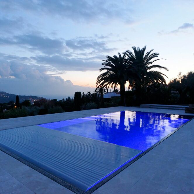 La piscine design rectangulaire avec volet par L'Esprit Piscine © L'Esprit piscine