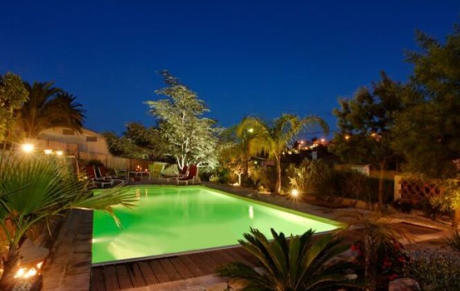 Ambiance piscine de nuit avec un éclairage raffiné © L'Esprit piscine