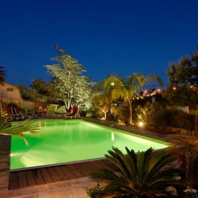 Ambiance piscine de nuit avec un éclairage raffiné © L'Esprit piscine