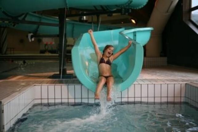 La piscine du centre aquatique à Villard de Lans possède un toboggan