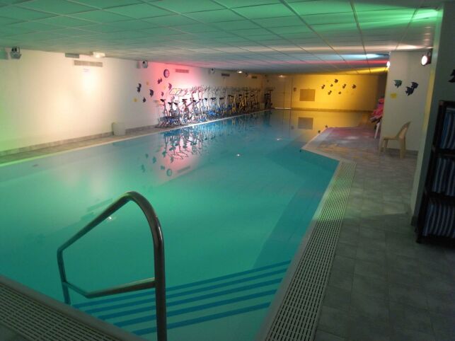 La piscine du Club Moving à Mours La piscine du Club Moving à Mours