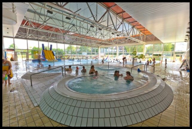 La piscine du complexe aquatique de Vittel possède un toboggan pour les enfants