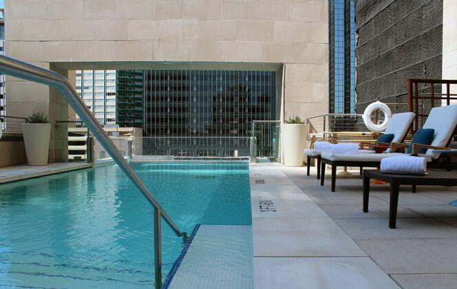 La piscine du Joule Hotel de Dallas, suspendue à 40m du sol. © travelsofadam.com