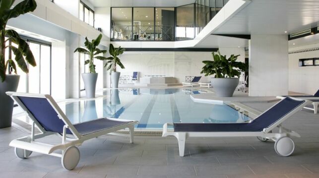 La piscine du spa de l'hôtel Vatel à Nîmes