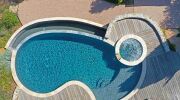 La piscine enterr&eacute;e de forme libre
