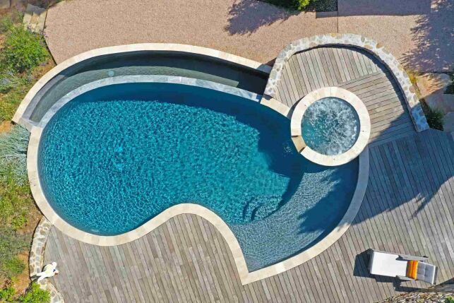 La piscine enterrée de forme libre