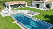 La piscine enterr&eacute;e de forme rectangulaire
