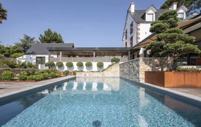 La piscine est dotée d'une membrane armée gris béton. Architecte paysagiste : “Jardin Breton Design” © DP Piscines / l'esprit piscine - Photo : Fred Pieau. Architecte paysagiste : Jardin Breton Design