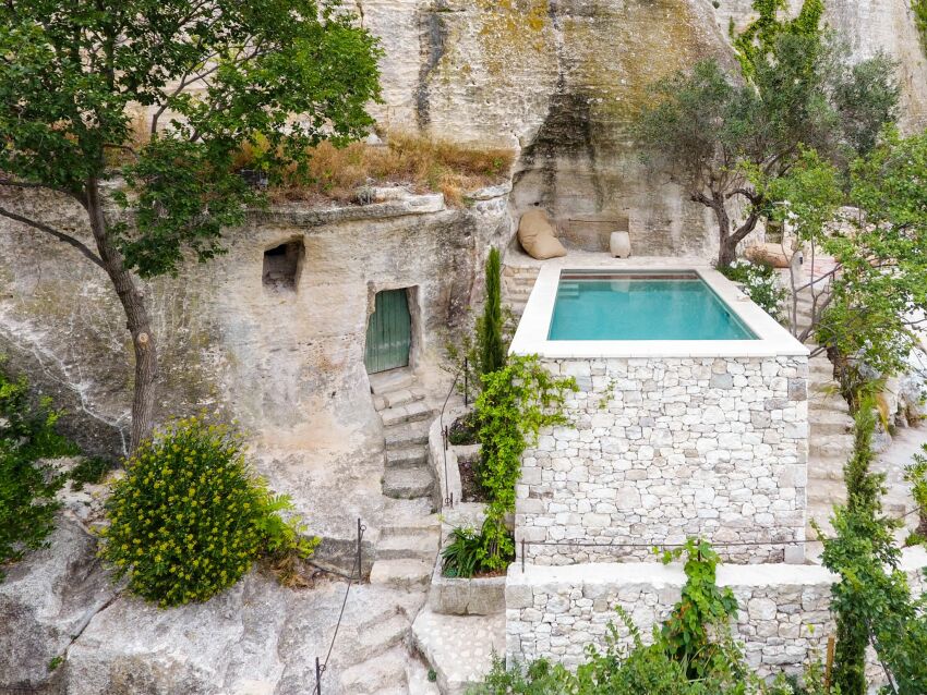 La piscine est enclavée dans la roche&nbsp;&nbsp;