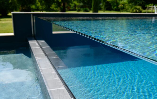 La piscine est équipée d'un débordement sur une paroi de verre © Piscines Sud Océan / l'esprit piscine - photo : Fred Delouvée