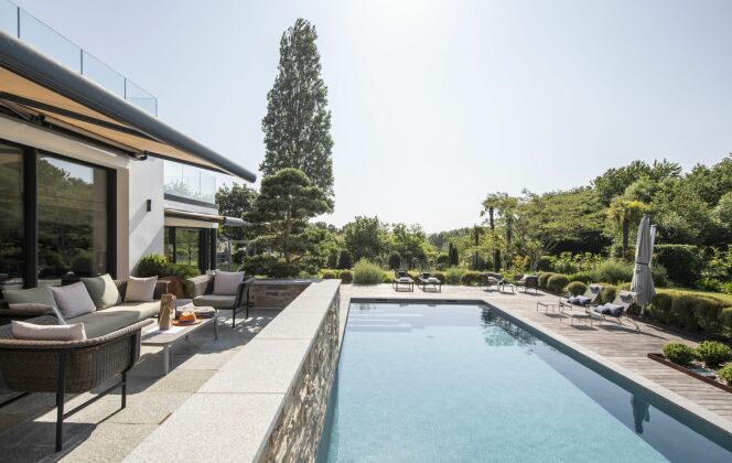 La piscine est équipée d'un volet immergé, d'une pompe à chaleur et d'une régulation automatique. Architecte paysagiste : “Jardin Breton Design” © DP Piscines / l'esprit piscine - Photo : Fred Pieau. Architecte paysagiste : Jardin Breton Design