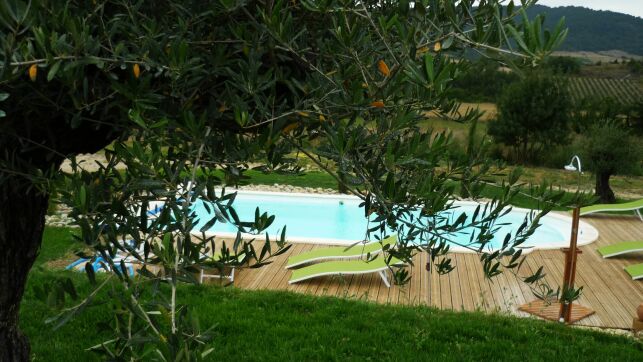 La piscine extérieure du spa "Relais de l'Alsou" à Labastide en Val