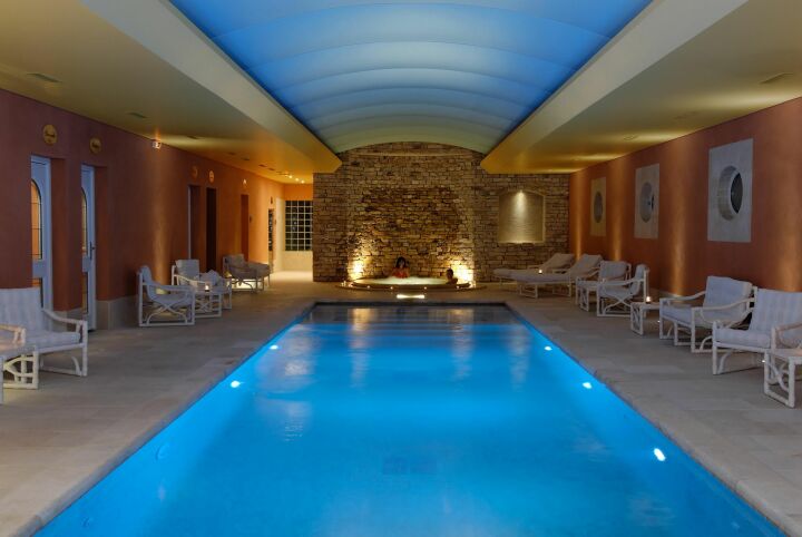 La piscine intérieure du spa de l'Auberge de Cassagne à Le Pontet La piscine intérieure du spa de l'Auberge de Cassagne à Le Pontet