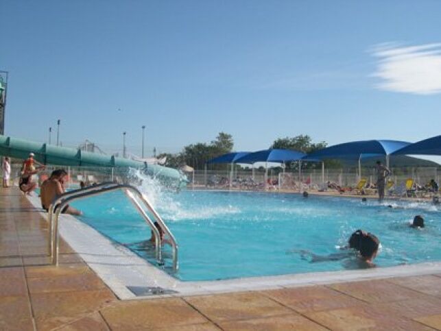 La piscine municipale de Mejannes le Clap est ouverte tout au long de l'été.