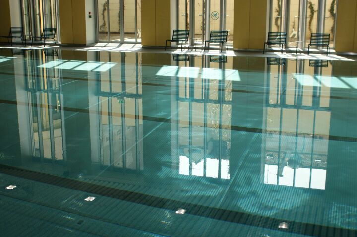 La piscine Nakache à Paris (20e) propose des cours de natation. La piscine Nakache à Paris (20e) propose des cours de natation.