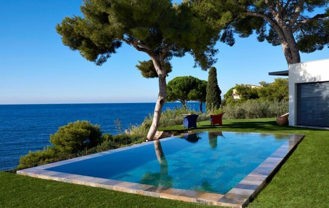 La piscine “Nuances de Bleu“ par Carré Bleu, élue favorite des internautes. © Carré Bleu