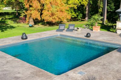 Piscine carrée : avantages, inconvénients et formalités