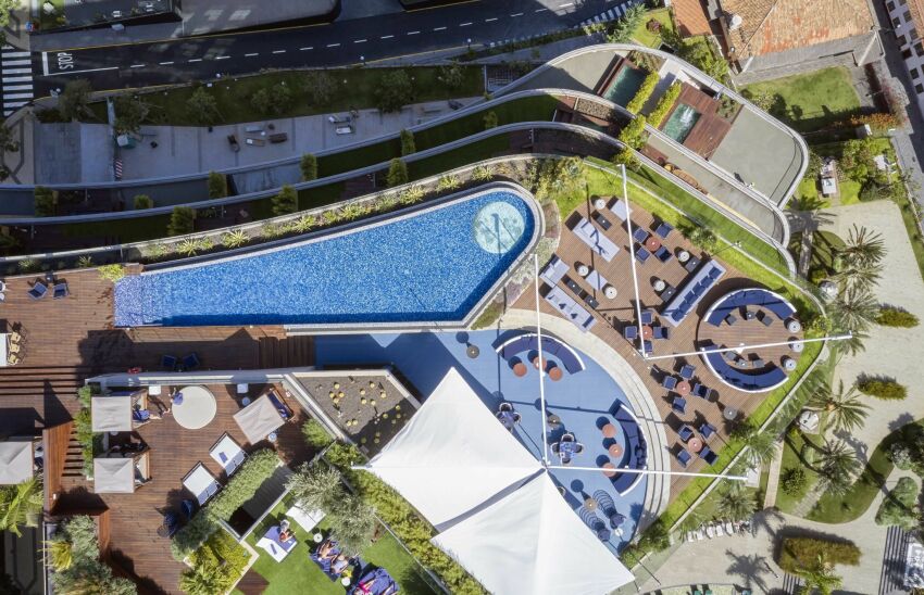 La Skypool située sur le toit de l'hôtel, avec une lune en mosaïque au fond du bassin, par Ezarri&nbsp;&nbsp;