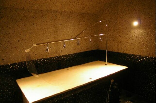 La table de gommage avec douche à affusion au spa de l'hôtel All Suites Resort à La Gaude