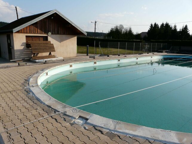 La piscine d'été de Levier est équipée d'un grand bassin de natation.