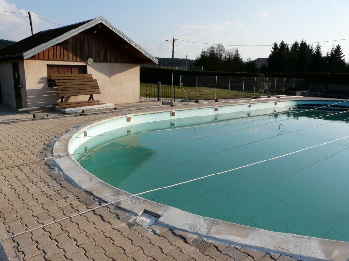 La piscine d'&eacute;t&eacute; de Levier est &eacute;quip&eacute;e d'un grand bassin de natation.