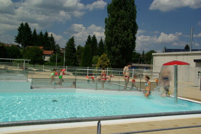 La piscine de Craponne sur Arzon est ouverte tout l'été et possède un champignon arroseur.