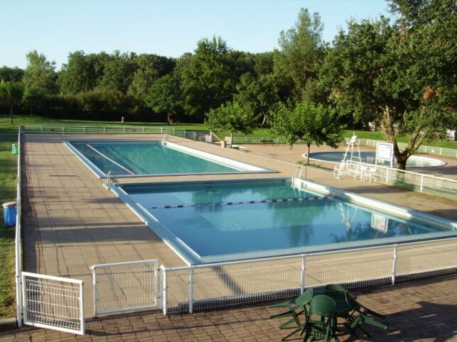 La piscine de Montaigut sur Save fait partie de la base de loisirs de Bouconne