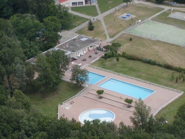 La piscine de Montaigut sur Save se situe à proximité d'un court de tennis