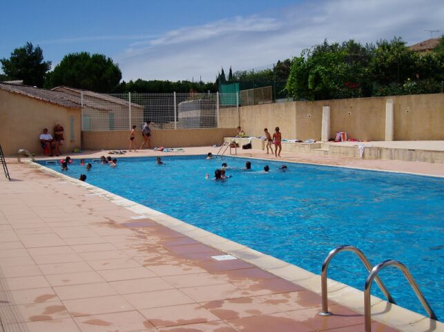 La piscine de plein air à Creissan La piscine de plein air à Creissan