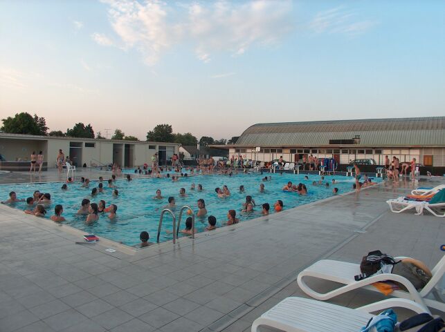La piscine de Pré-en-Pail propose un solarium avec des transats.