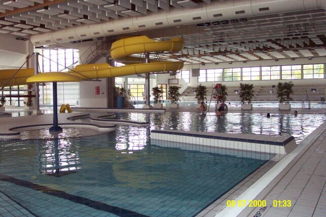 La piscine de Redon possède un toboggan aquatique.