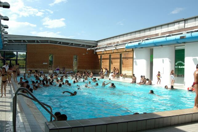 La piscine de Rillieux La Pape et son grand bassin de natation.