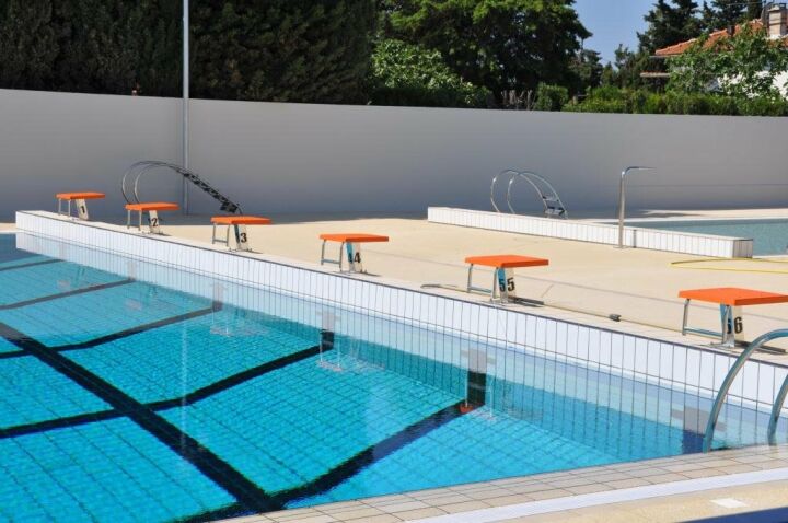 La piscine de Rognac propose des leçons de natation et d'aquagym. La piscine de Rognac propose des leçons de natation et d'aquagym.