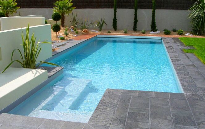La piscine design se distingue grâce aux découpes franches © L'Esprit Piscine