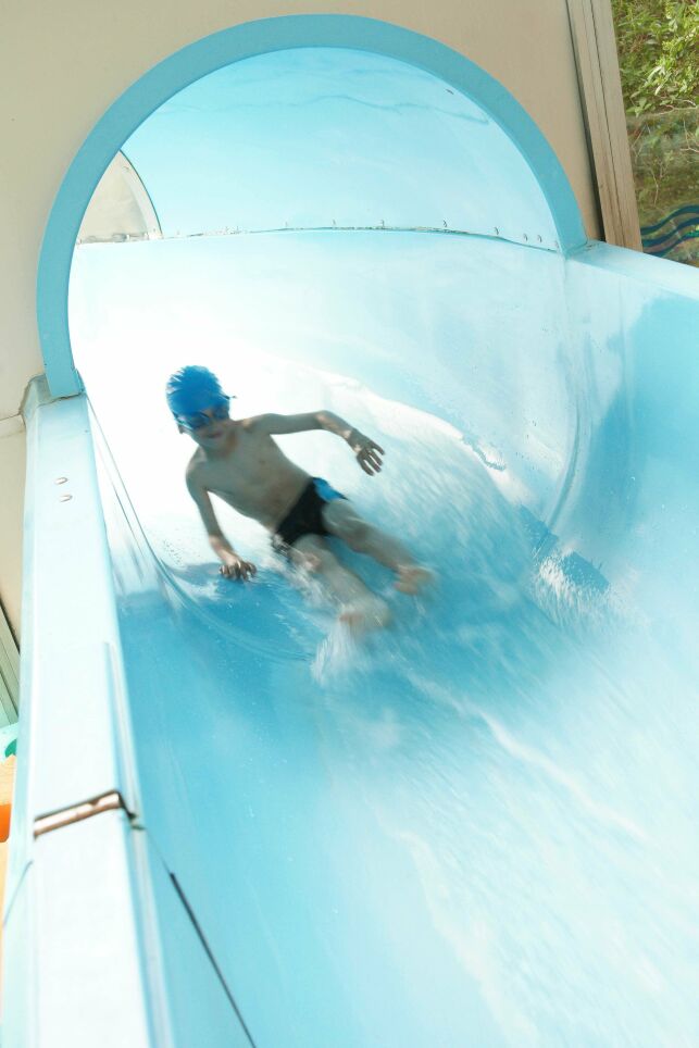 La piscine du parc Aquavert à Francheville possède des toboggans aquatiques.