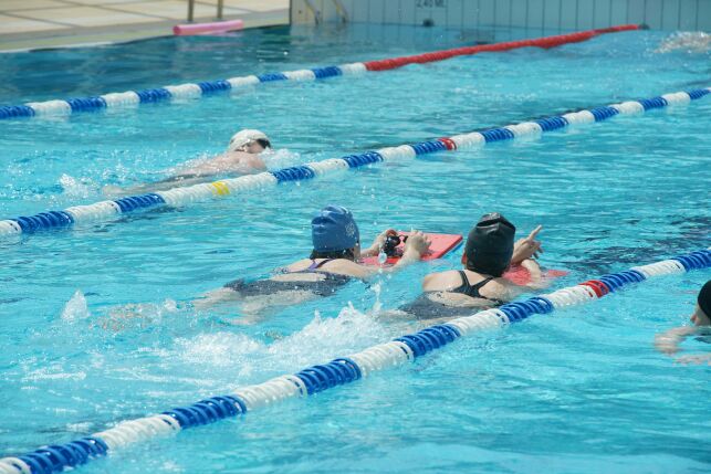 La piscine du parc Aquavert de Francheville propose des leçons de natation.