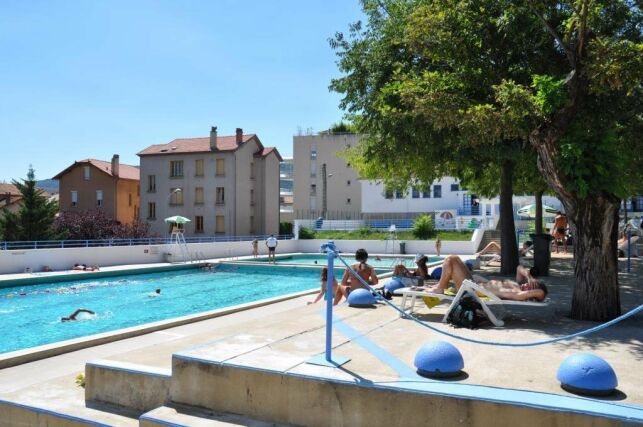 La piscine Gratenas de Privas offre la possibilité de se détendre sur un solarium.