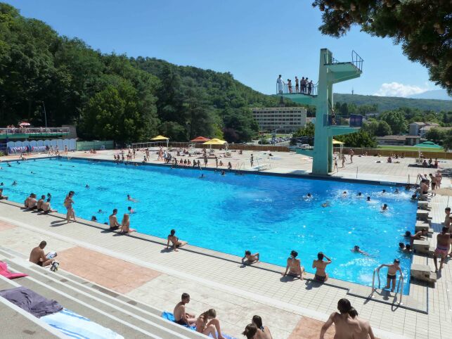 La piscine municipale d'Eybens possède des plongeoirs, un grand toboggan et un solarium.