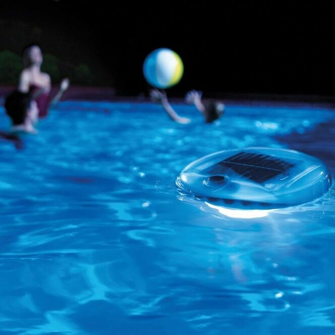 Éclairez votre piscine la nuit avec la lampe flottante d'INTEX © INTEX