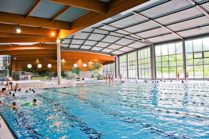 Le bassin intérieur de la piscine Aqua'reL à Lons le Saunier Le bassin intérieur de la piscine Aqua'reL à Lons le Saunier