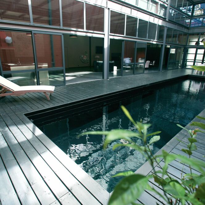 Le bassin intérieur met en valeur ce mélange d'acier et de verre © L'Esprit Piscine
