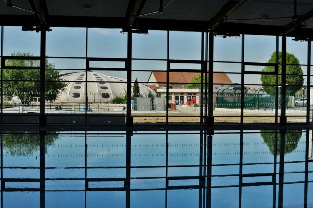 Le bassin sportif du centre aquatique d'Ottmarsheim donne une vue sur l'ancienne piscine Tournesol.