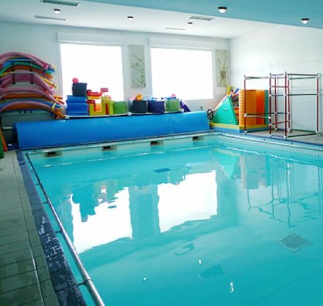La piscine du Brin d'eau est équipée de toutes sortes d'accessoires pour les loisirs et l'apprentissage.