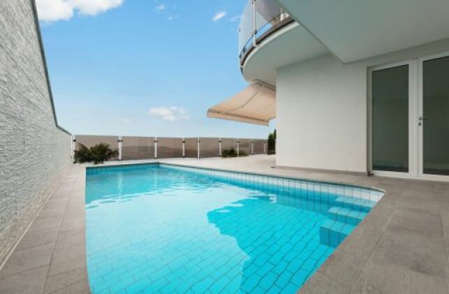 Une terrasse de piscine en carrelage est très facile à nettoyer.