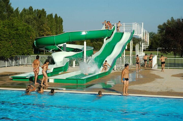 Le centre aquatique du Tournugeois à Tournus possède un toboggan. Le centre aquatique du Tournugeois à Tournus possède un toboggan.