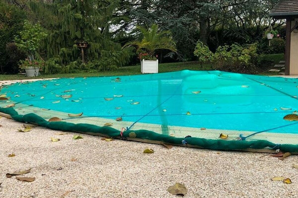 Le filet anti-feuilles pour piscine