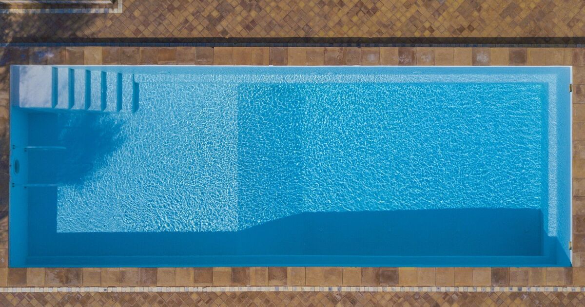 Le fond de piscine à pente composée — free download