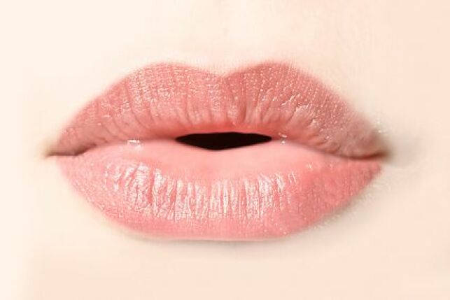 Le gommage des lèvres prépare la bouche à recevoir l'hydratation et à faire tenir le rouge à lèvres.