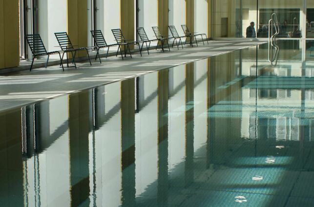 Le grand bassin couvert de la piscine Alfred Nakache à Paris (20e)